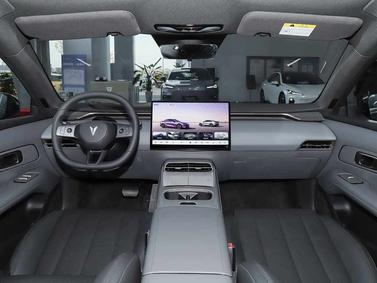 L06 interior 1
